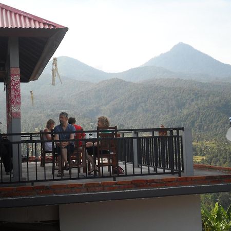 One Homestay And Warung Munduk Kültér fotó