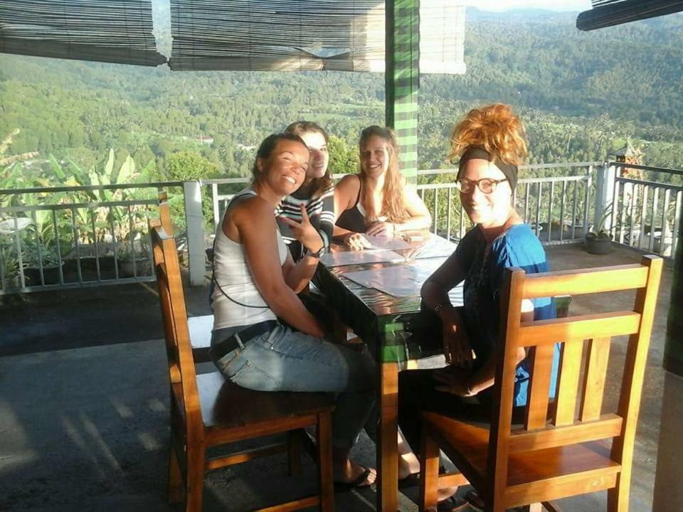 One Homestay And Warung Munduk Kültér fotó