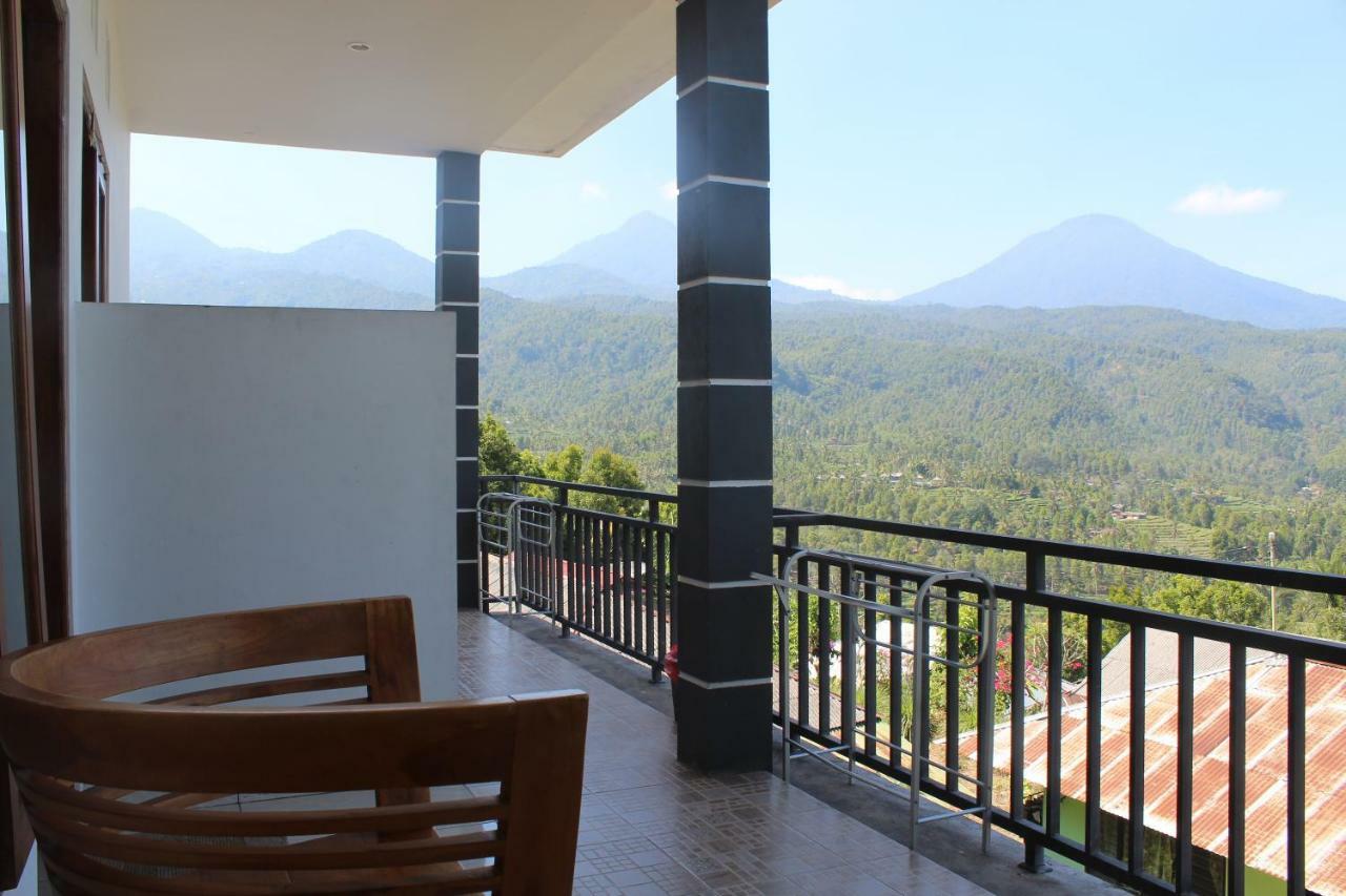 One Homestay And Warung Munduk Kültér fotó