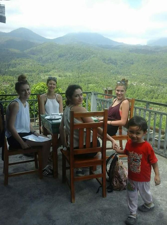 One Homestay And Warung Munduk Kültér fotó